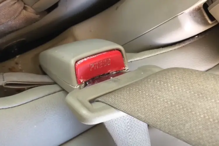Broken-seat-belt-latch